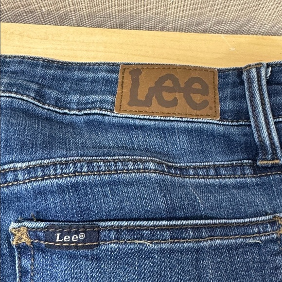 Lee Women's Dark Blue Wash Regular Boot Cut Mis Rise Jeans size 10P - Picture 6 of 6